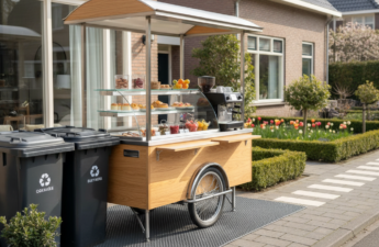 Een mobiele hapjeskar op een schone oprit met beschermmatten, afvalbakken en een vrije looproute.